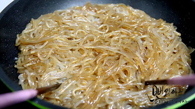 Stir-fry the noodles — step photo 1