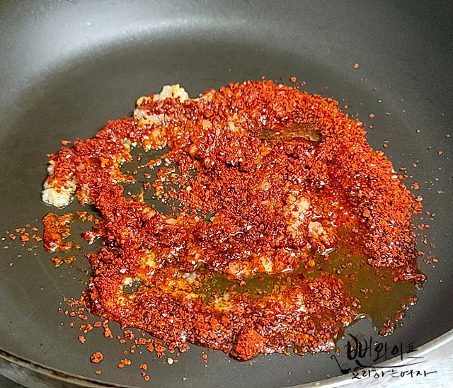 Make the chili garlic oil — step photo 1