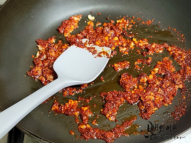 Make the chili garlic oil — step photo 2
