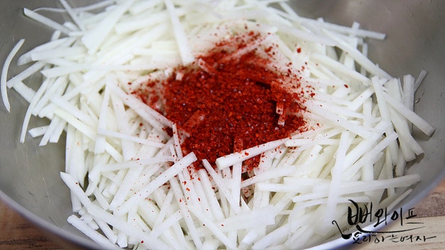 Infuse with chili flakes — step photo 2