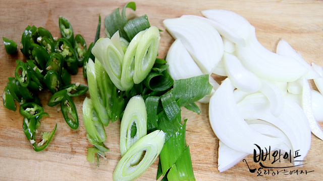 Prep the mackerel and cut the ingredients — step photo 3