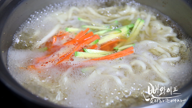 Boil the noodles — step photo 1