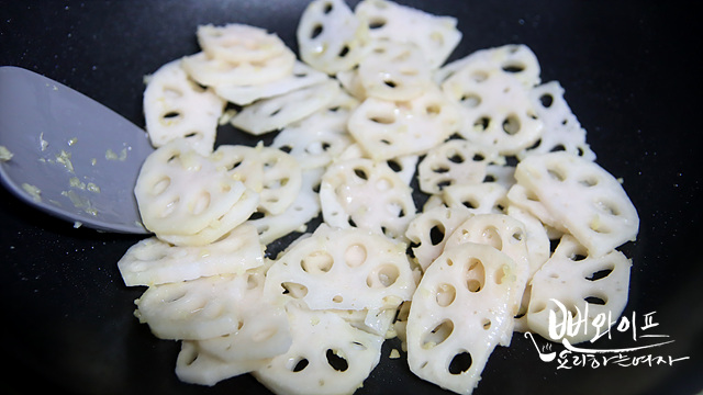 Stir-fry the lotus root — step photo 2