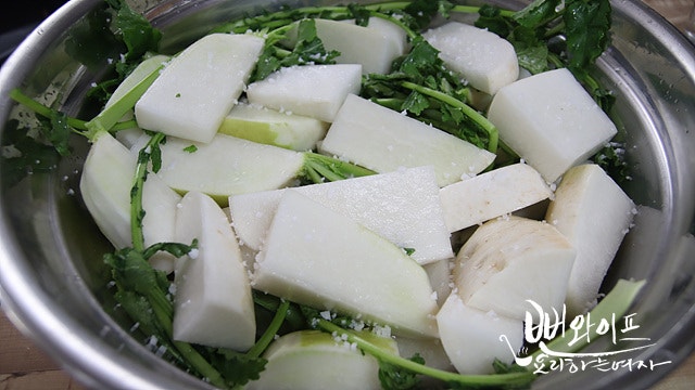 Salt the radishes — step photo 1