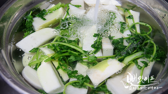 Salt the radishes — step photo 1