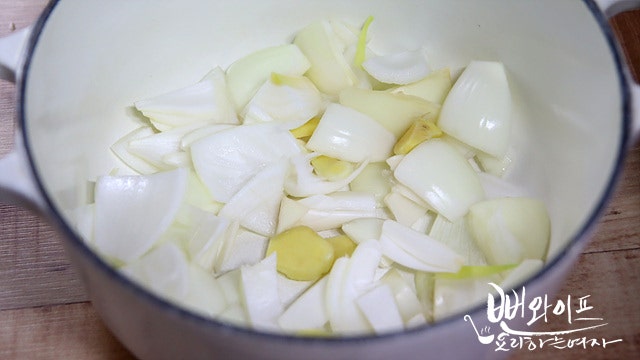 Add the ingredients to the pot — step photo 1