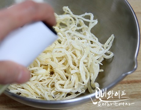Prepare the dried squid strips — step photo 1