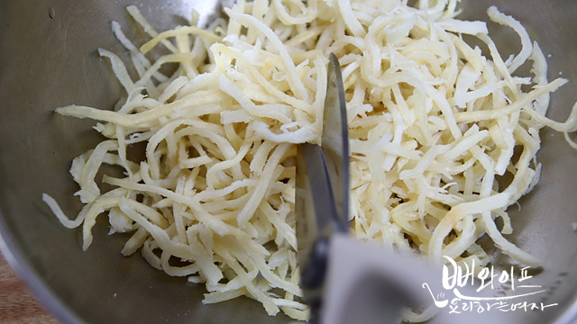 Prepare the dried squid strips — step photo 2