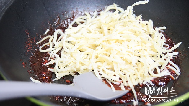 Toss with the seasoning — step photo 1