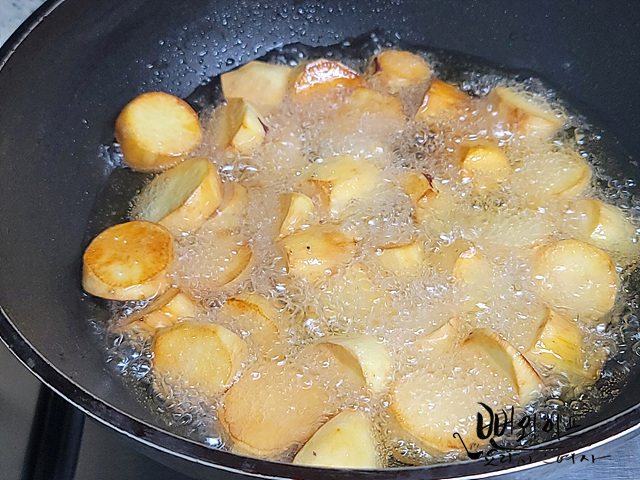 Fry the sweet potatoes — step photo 2