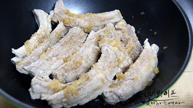 Place ingredients in the pan — step photo 1