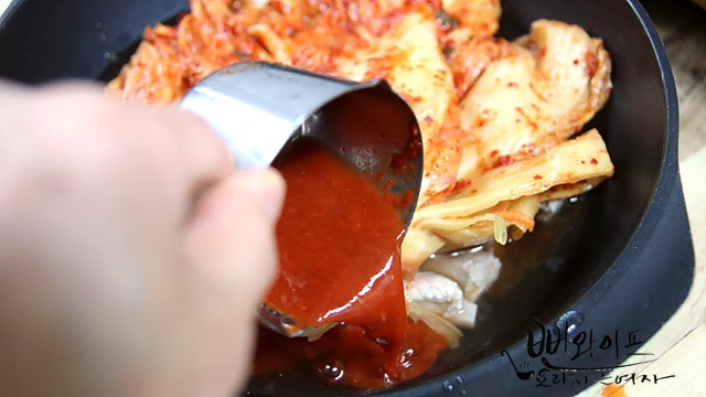 Place ingredients in the pan — step photo 2