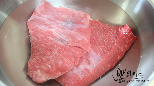 Soak the beef to remove blood — step photo 1