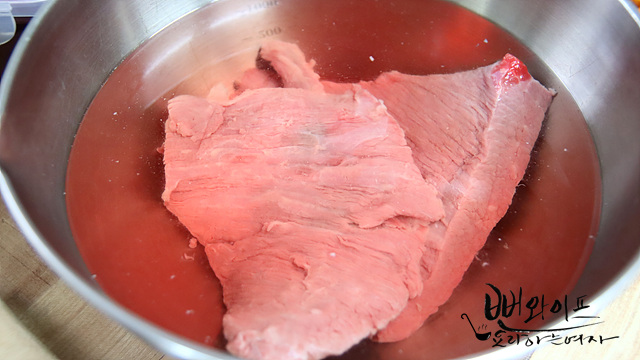 Soak the beef to remove blood — step photo 2