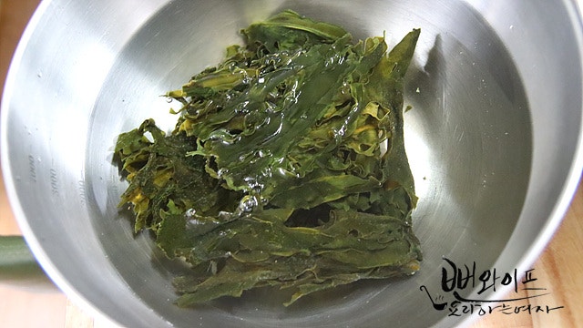 Soak and clean the seaweed — step photo 1