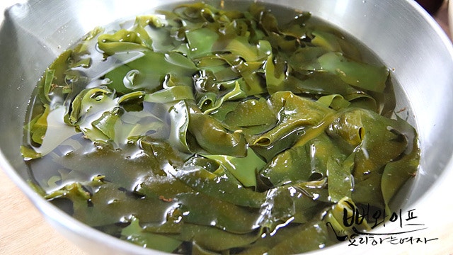 Soak and clean the seaweed — step photo 2