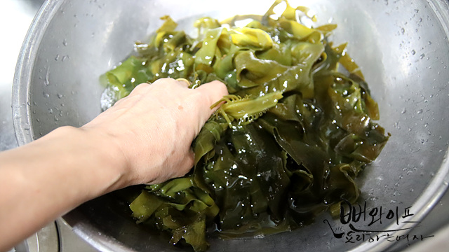 Soak and clean the seaweed — step photo 1
