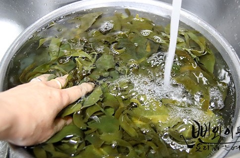 Soak and clean the seaweed — step photo 2