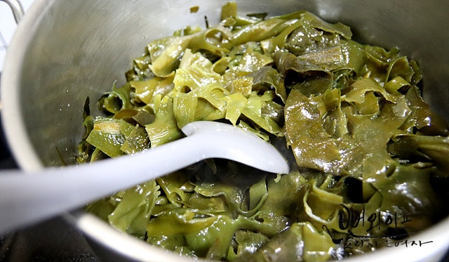 Stir-fry the seaweed — step photo 1