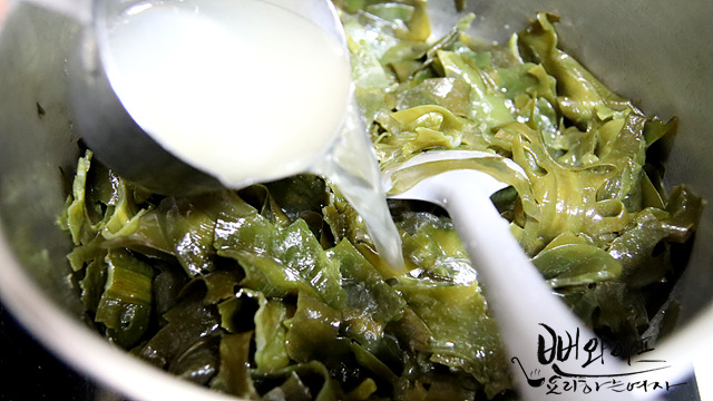 Stir-fry the seaweed — step photo 2