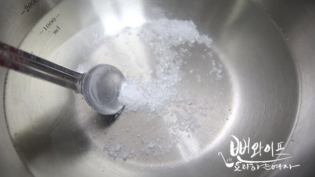 Washing the oysters — step photo