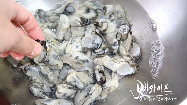 Washing the oysters — step photo 1