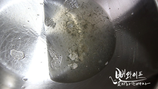 Washing the oysters — step photo 2
