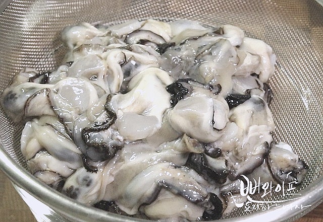 Washing the oysters — step photo 3