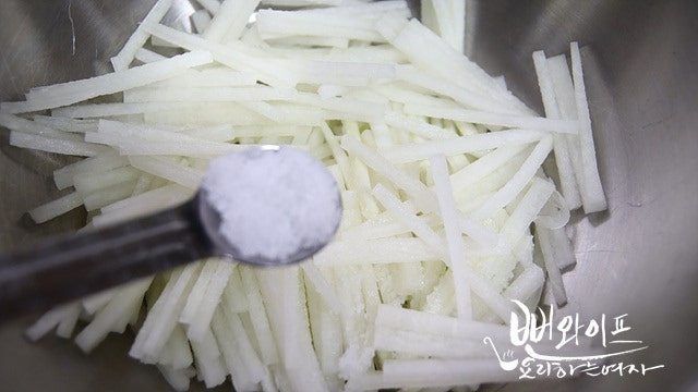Salting the radish — step photo 1