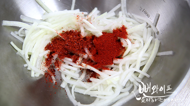 Seasoning and tossing — step photo 1