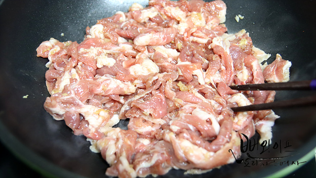 Stir-fry the meat — step photo 1