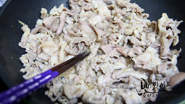 Stir-fry the meat — step photo 2