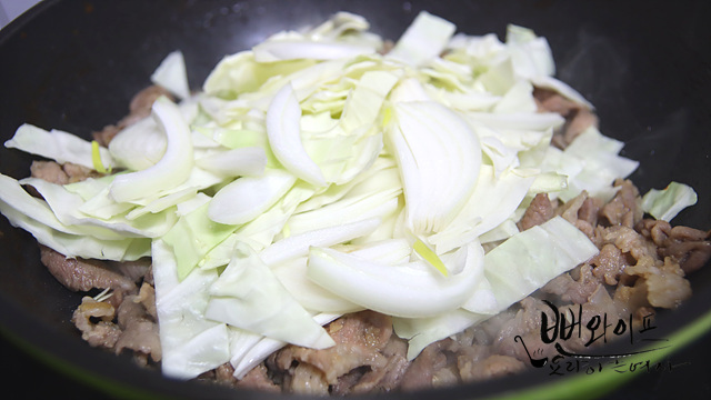 Stir-fry the meat — step photo 2