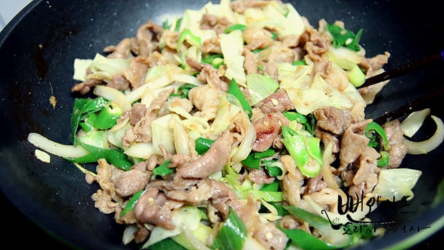Stir-fry the meat — step photo 1