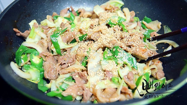 Stir-fry the meat — step photo 2