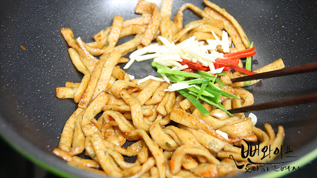 香味野菜を加えて炒める — 手順の写真 1