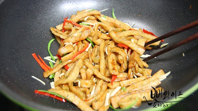 香味野菜を加えて炒める — 手順の写真 2