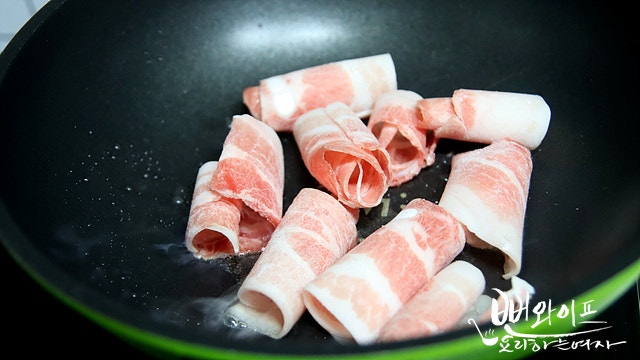 肉と野菜を炒める — 手順の写真 1