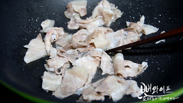 肉と野菜を炒める — 手順の写真 2