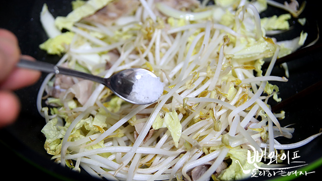 肉と野菜を炒める — 手順の写真 1