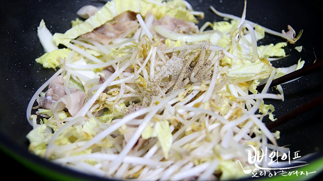 肉と野菜を炒める — 手順の写真 2