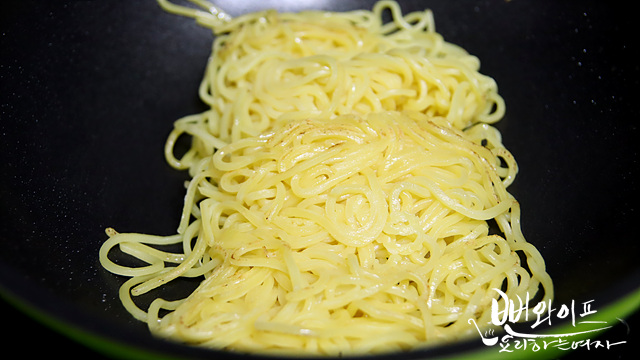 麺を炒める — 手順の写真