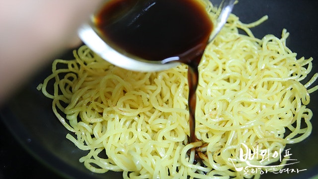 麺を炒める — 手順の写真 1