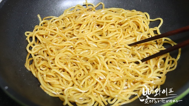 麺を炒める — 手順の写真 2