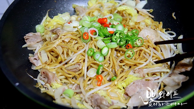 肉と野菜を加えて仕上げる — 手順の写真 1