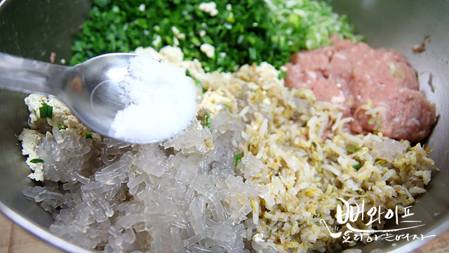 Season the dumpling filling — step photo 2