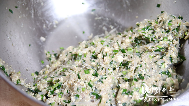 Make the kimchi dumplings — step photo 1