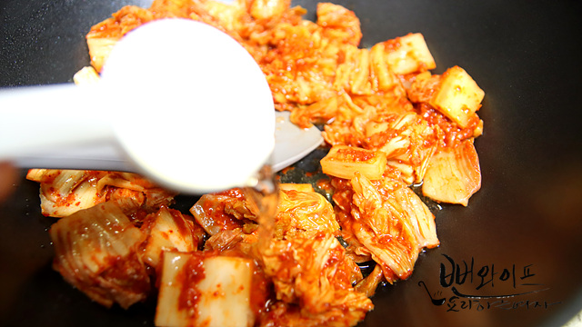 Stir-fry the kimchi — step photo 1