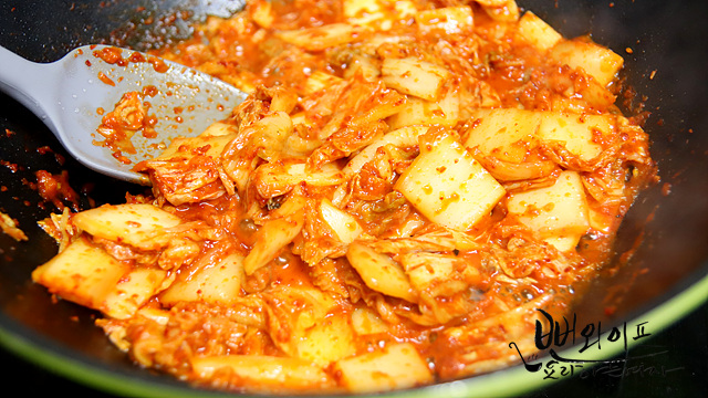 Stir-fry the kimchi — step photo 2