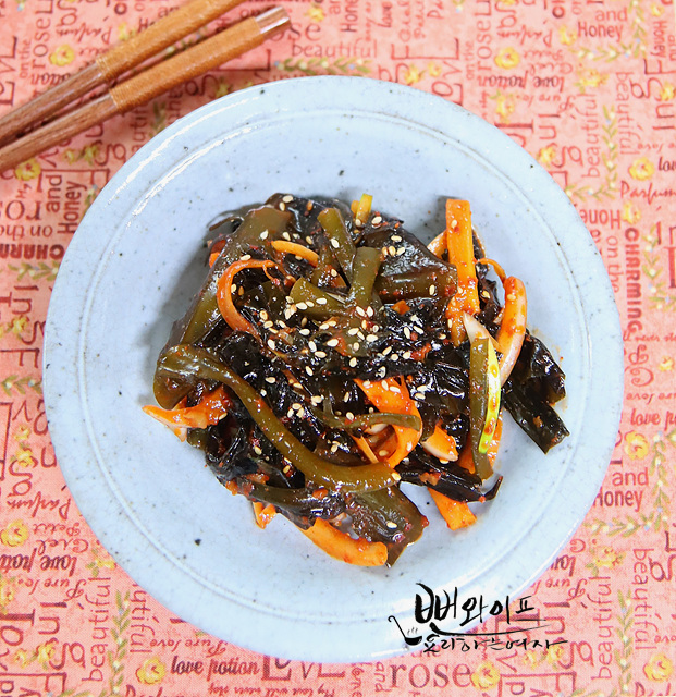 Crisp Mulmiyeok Muchim (Seasoned Fresh Seaweed) — finished dish